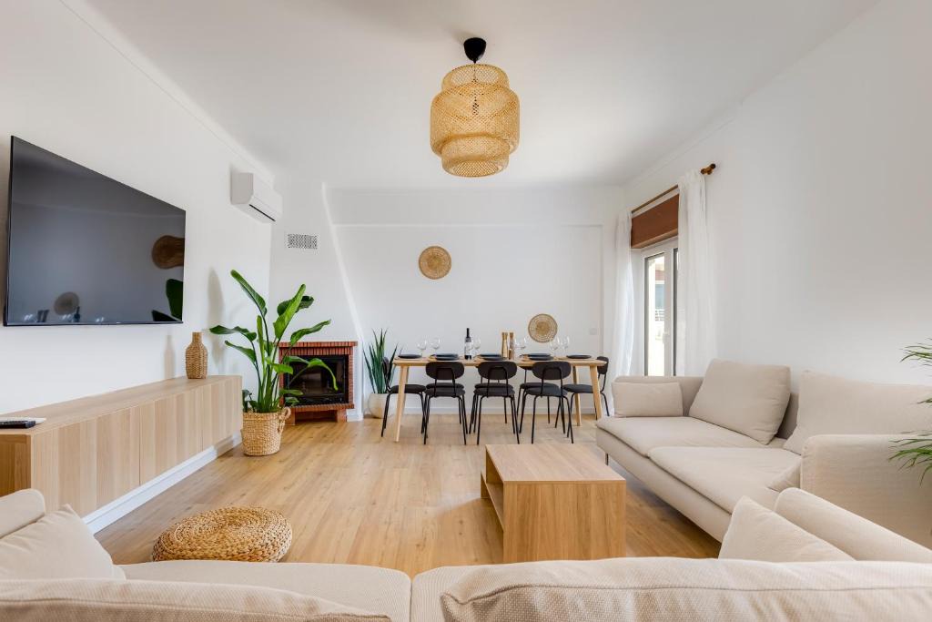 Ameijeira Apartment | Sea Views, Huge Terrace, Steps to OldTown