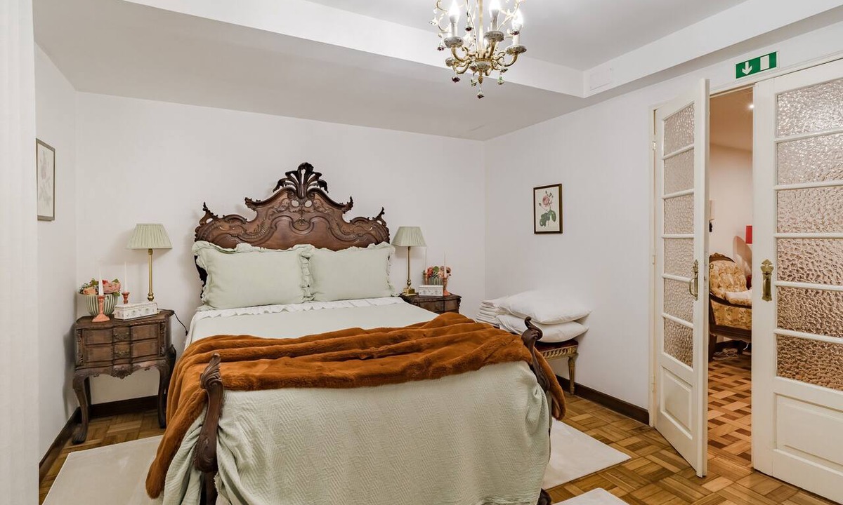 Ronfe House | Serena House Holiday Home with Private Jacuzzi in Guimarães