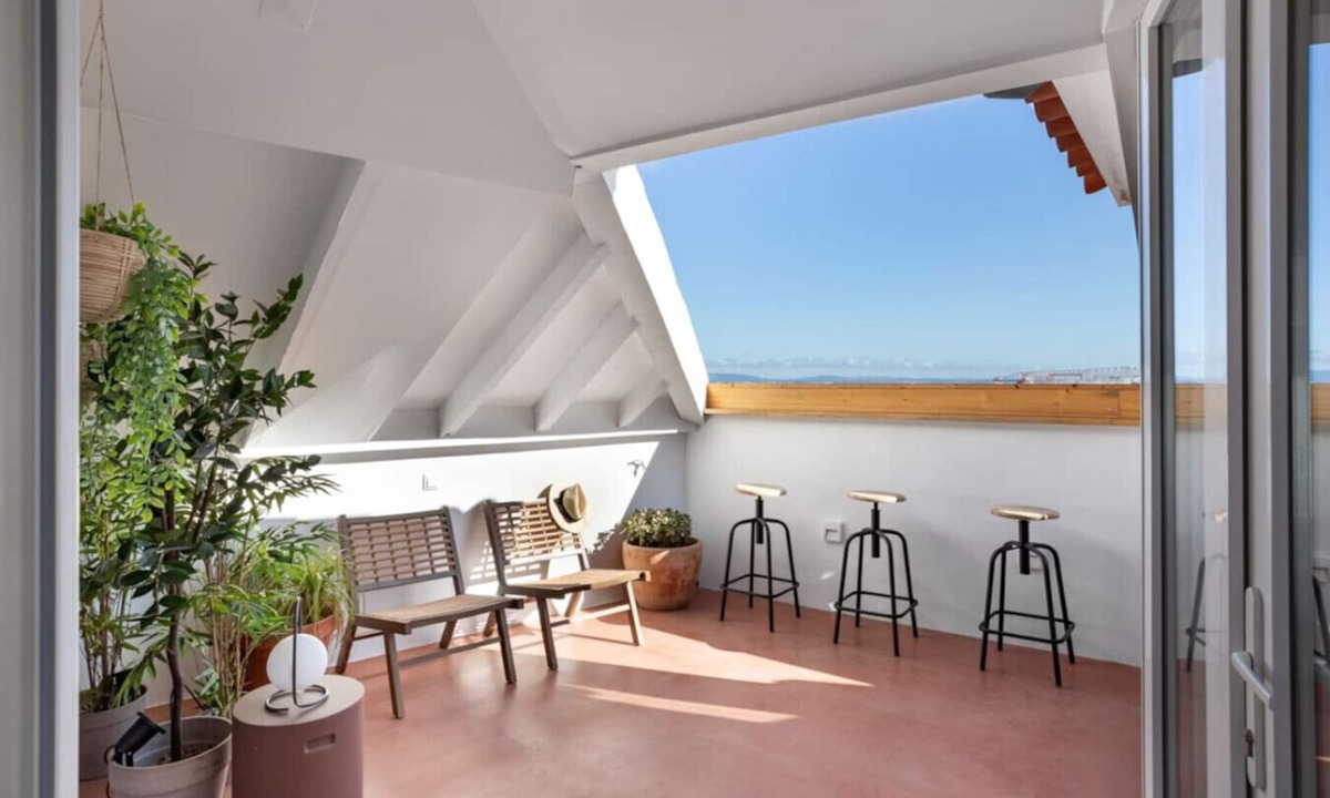Misericordia House | Spacious 6-Bedroom Apt w/Sunny Terrace in Lisbon