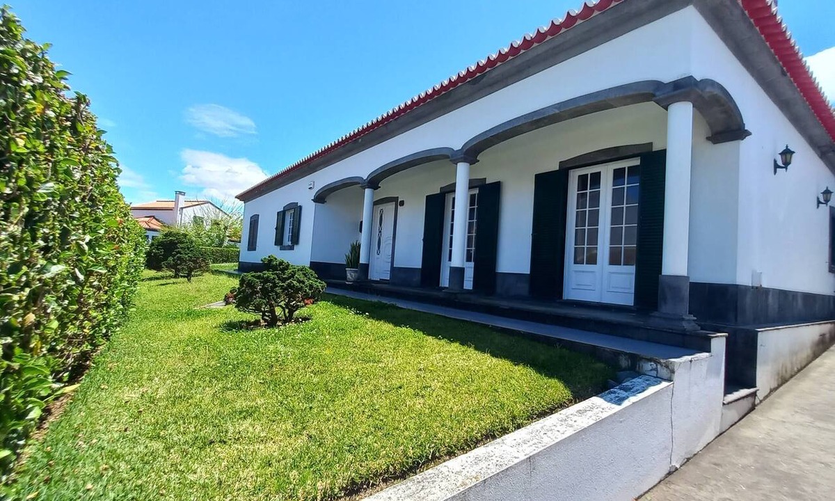 Ribeira Grande Villa | Spacious Typical Azorean House