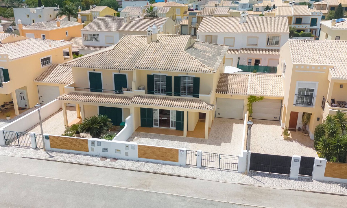Porto de Mos Villa | Spacious Villa - Walk to Beach & City Center