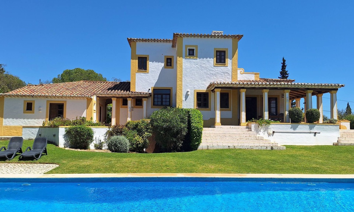 Caramujeira Villa | Spacious villa with loads of character and panoramic sea view