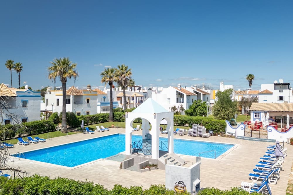 Conceicao e Cabanas de Tavira Villa | Spacious Villa with Private Garden and Shared Pool
