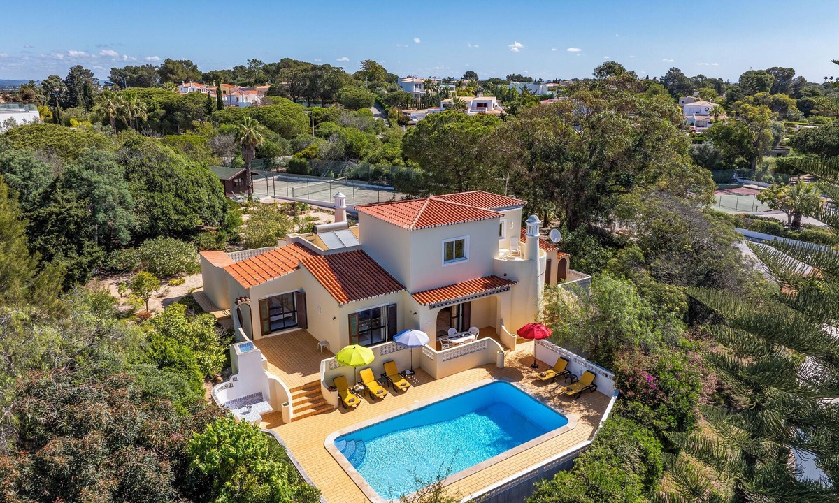 Carvoeiro Villa | Stunning 4 bedroom villa with heated pool tennis court and sea views
