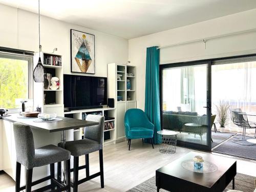 Telheiro Apartment | Stylish 1BR Marina Park - Pool & Loggia, centrally located