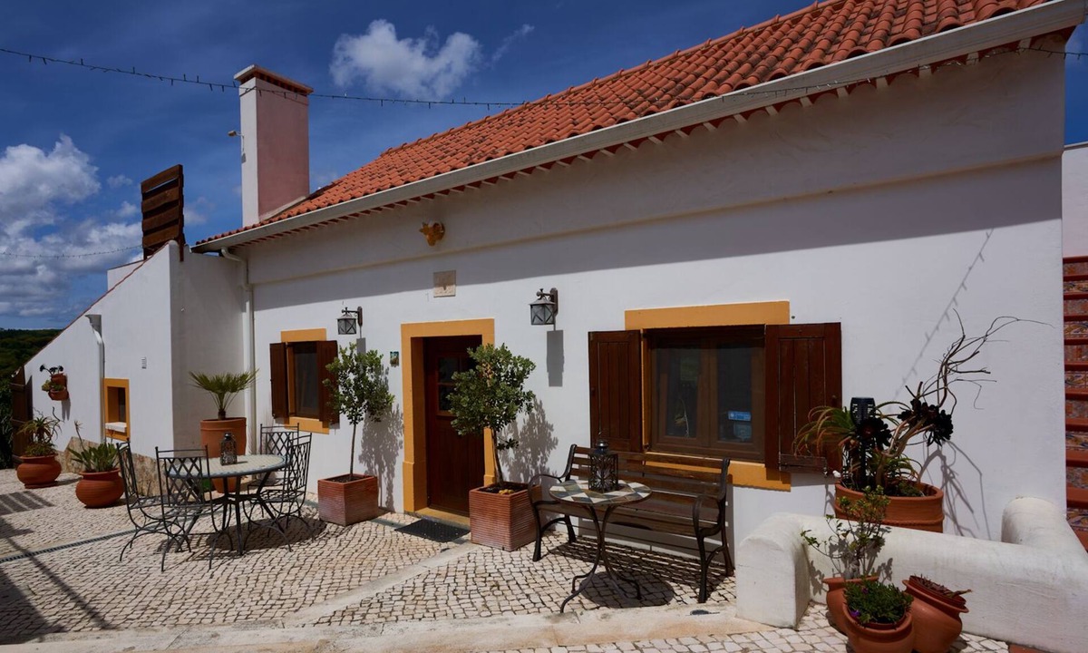 Obidos House | Stylish farmhouse with fabulous sun room in 4 acre valley only 7km from Obidos