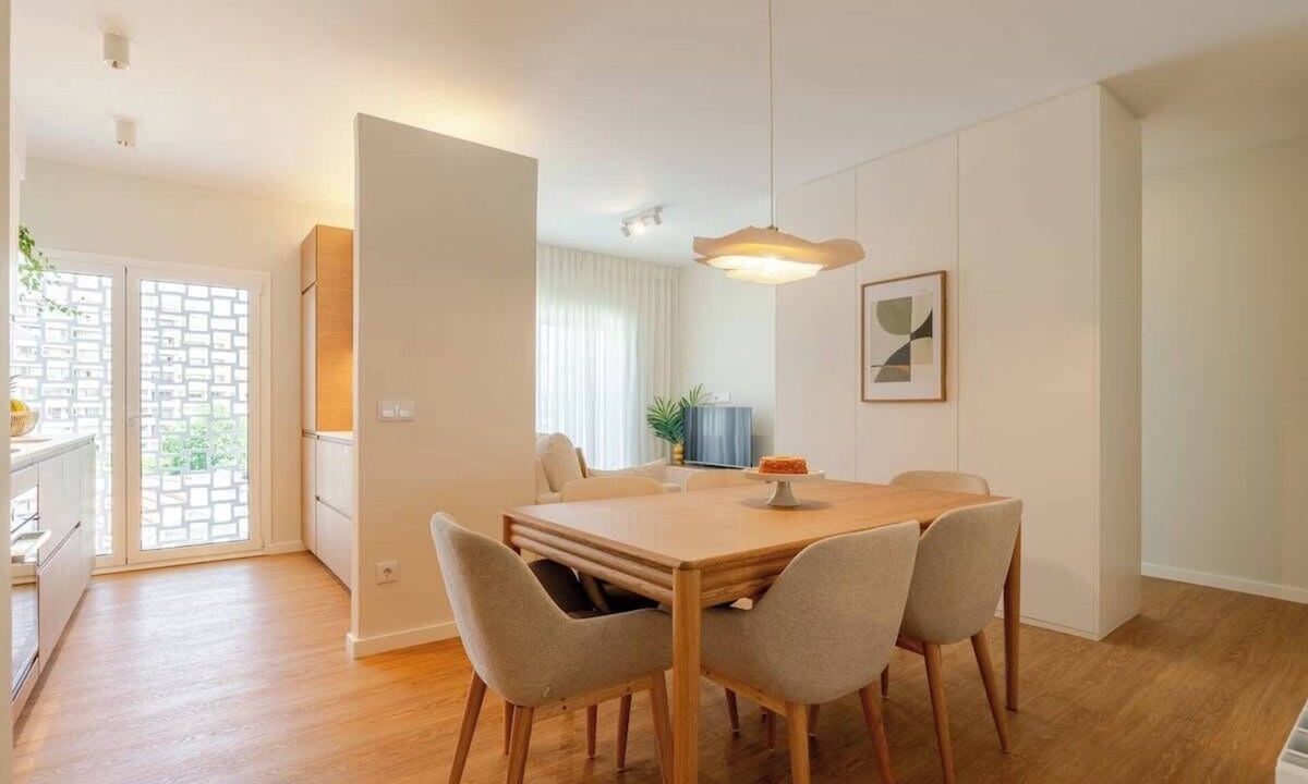 Paranhos Apartment | Stylish & Spacious Apartment by HostWise