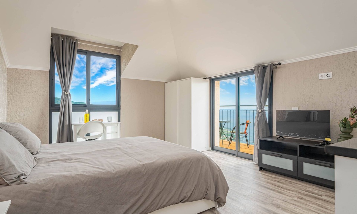 Gaula Villa | Suite 7 - Private veranda with ocean view