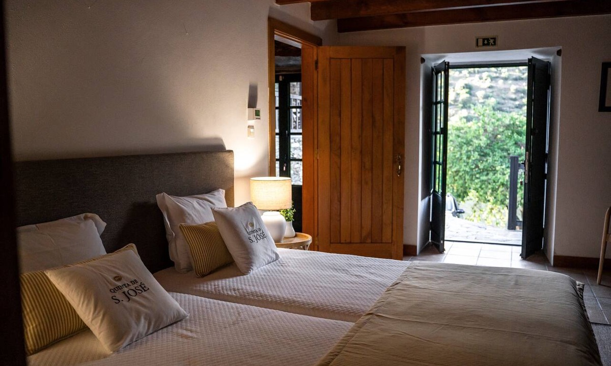 Cotas Apartment | Suite 'Castanha' with Shared Pool, Wi-Fi and Air Conditioning