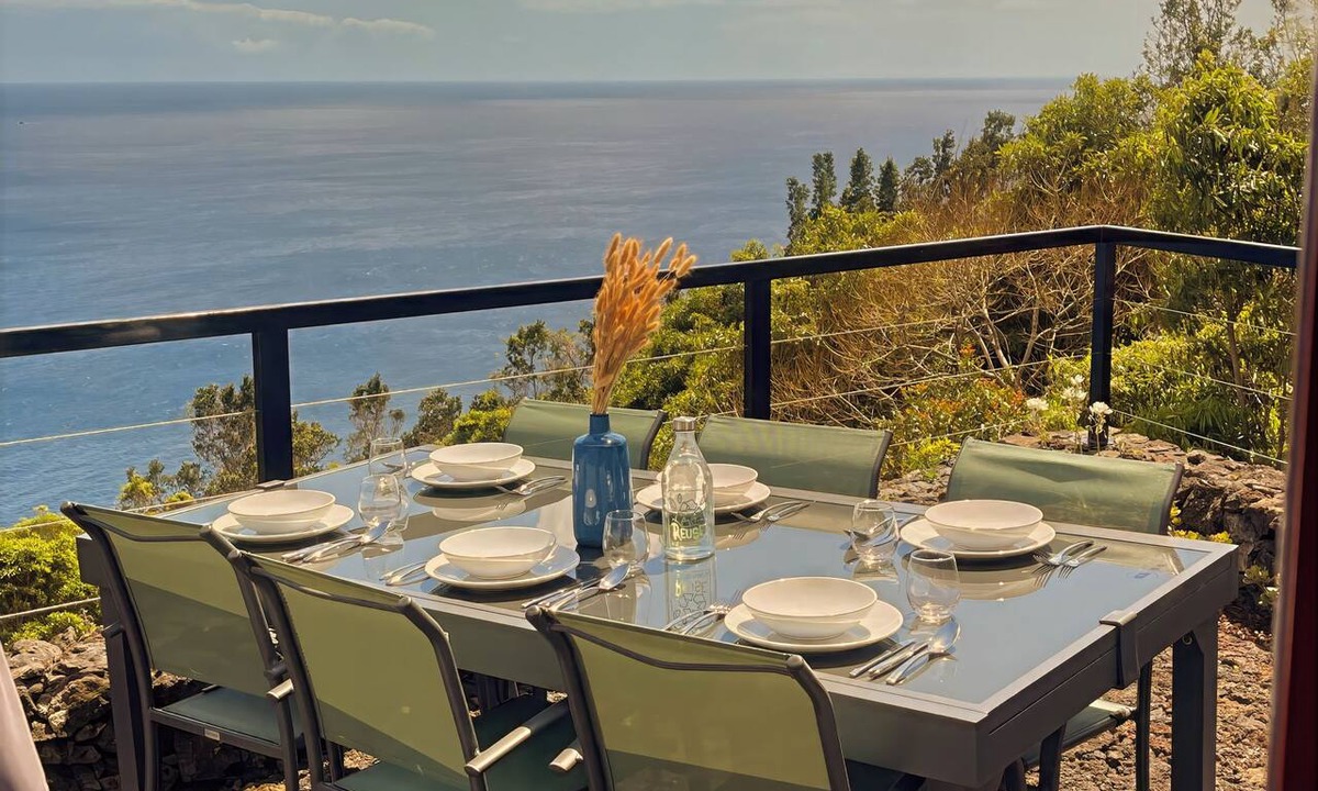 Lajes do Pico House | Sunny Suite 16 - A bright, light-filled ocean-side suite
