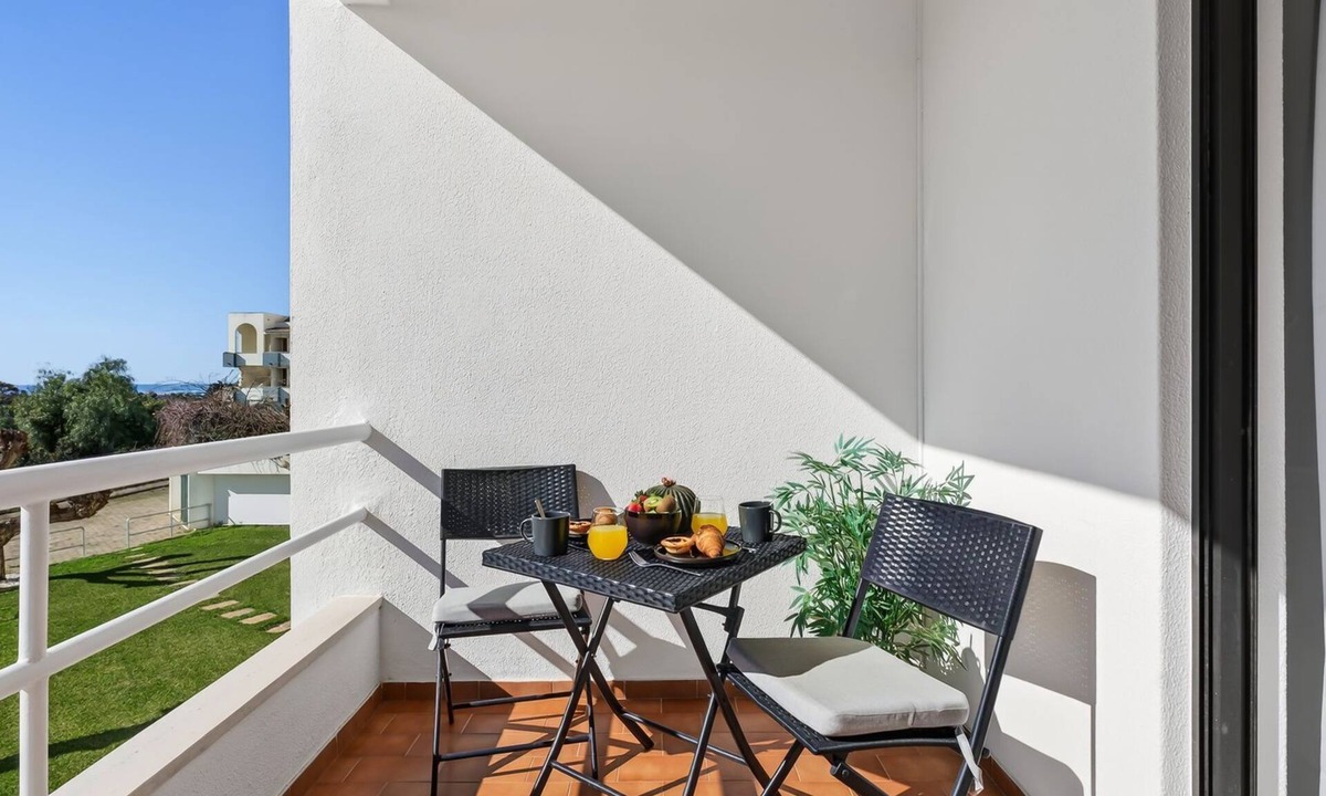 Calicos Apartment | T1 Moderno w/Pool in Albufeira by LovelyStay