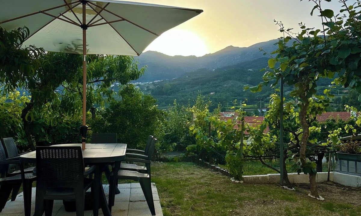 Covilha Apartment | The Magic Garden – Family Apartment with a Garden and Stunning Views