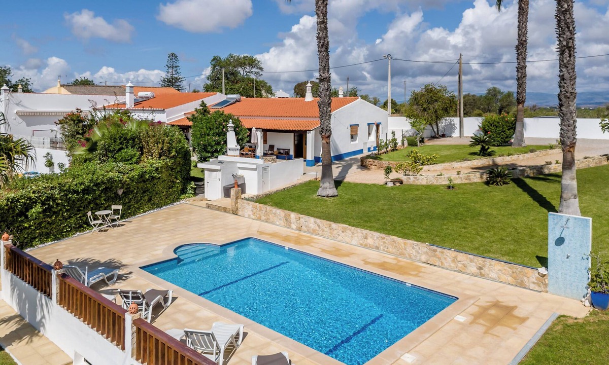 Lagoa e Carvoeiro House | Traditional Algarve home with private pool, air con & solar, near Praia Marinha