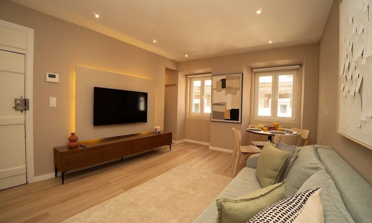Misericordia Apartment | Traditional Lisbon Building near Chiado and Santos