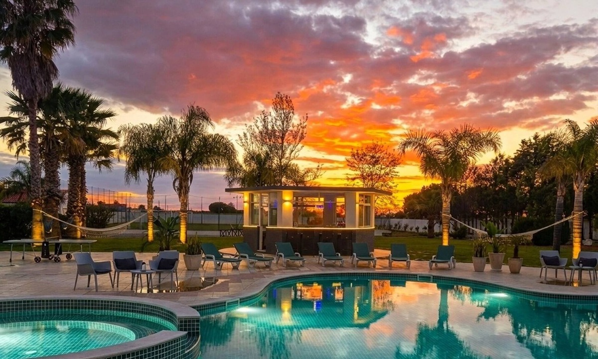 Palmela Villa | Tropika Sport & Sunset Resort - 2 pools + football + tennis + cinema + bar + gym