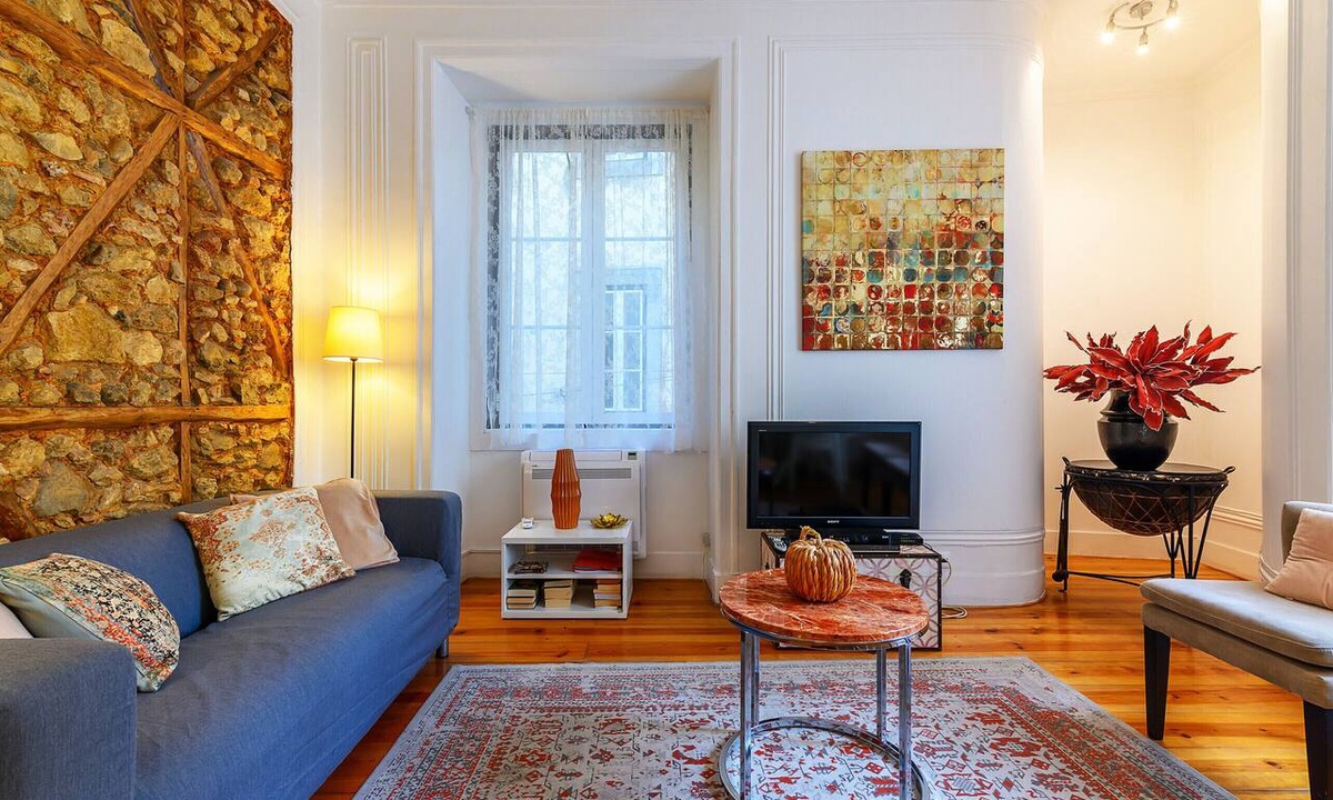 Alfama Apartment | TV2 - Alfama Charm | AC | Walk to Train & Tram 28 2 bedrooms sleeps 5