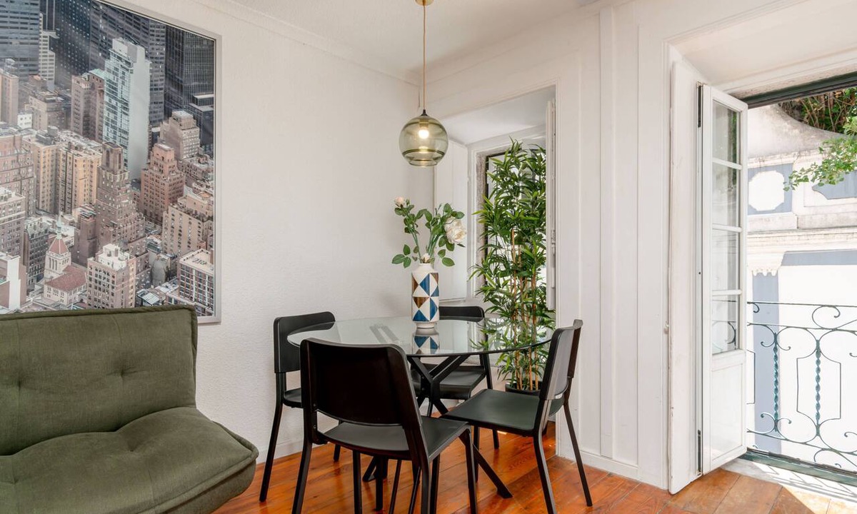 Misericordia Apartment | Typical Duplex Apartment in Bairro Alto