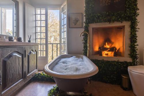 Sintra Hotel | Unique double Smart Room in 17 century Home with snooker, hottub and BBQ