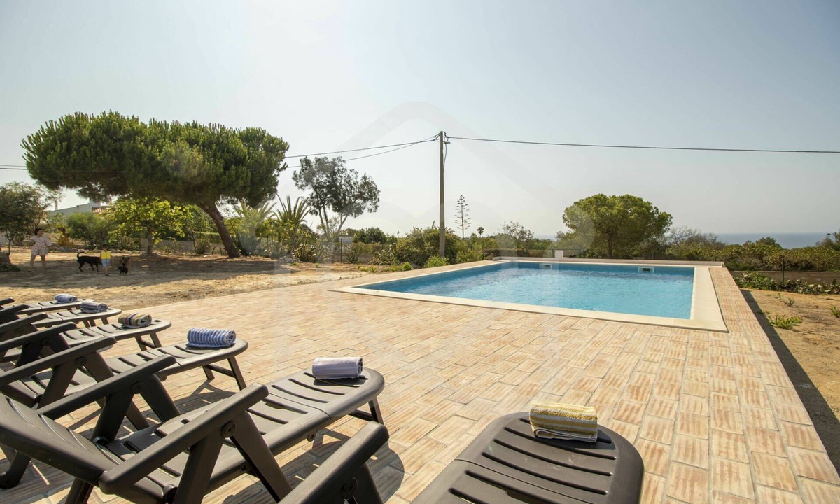 Caramujeira House | Vacation Home in Lagoa with 3 bedrooms and capacity for 6 people
