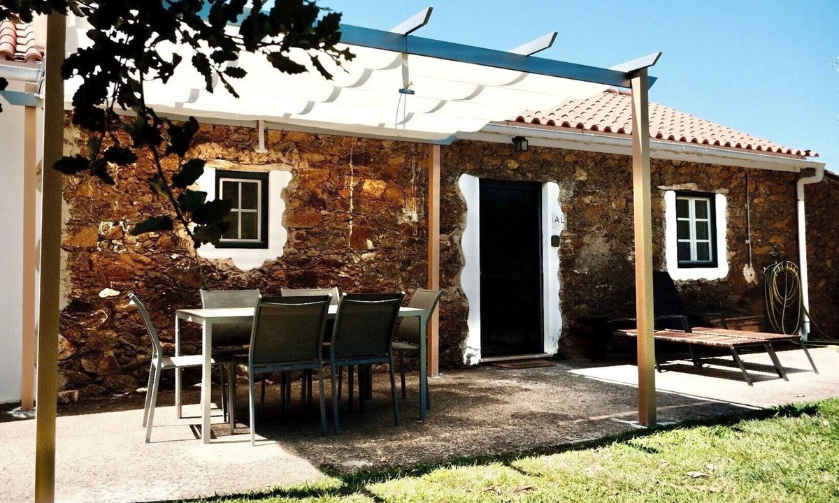 Tomar Cottage | Vale do Espinheiro Country House with Lake View, Private Garden, and Wi-Fi