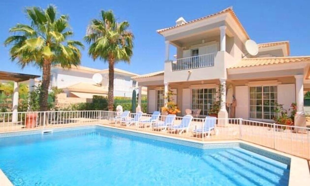 Vale do Garrao Villa | Varandas do Lago villa with fenced pool S153 - Varandas do Lago, Almancil, Algarve