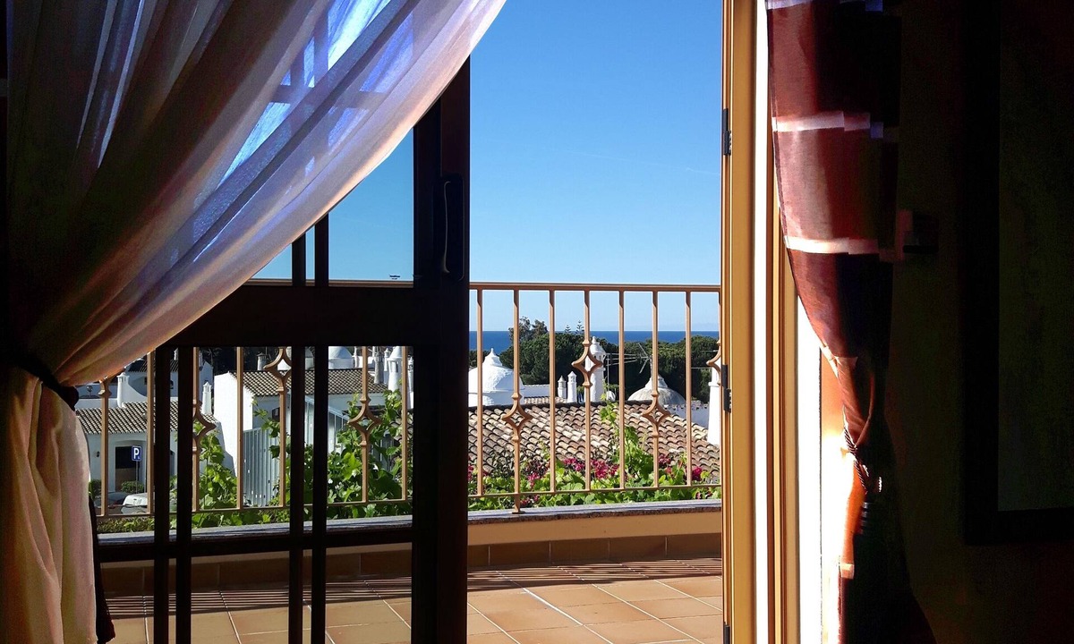 Alporchinhos Villa | Vila Videira, a secret gem. Big pool, lots of privacy, WiFi, beach 400 meters.