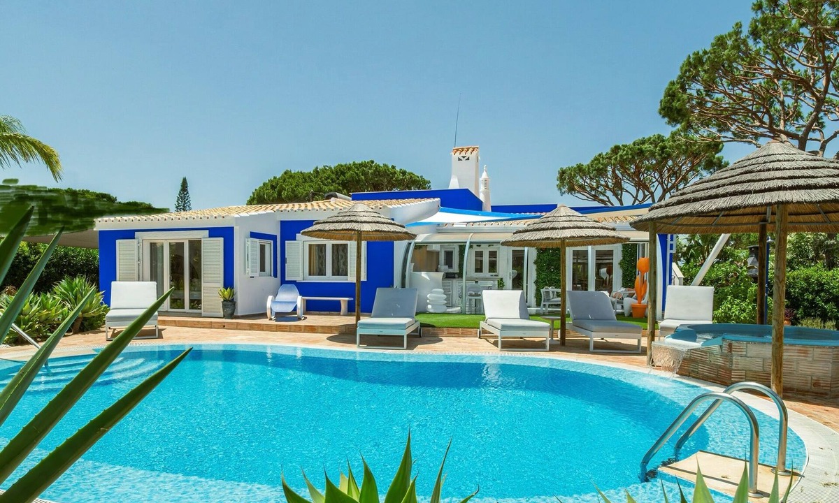 Quarteira Villa | VILAMOURA Villa, first floor, heated pool (optional), 1 km from the marina. 3 suites
