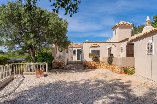 Cerro do Mocho Villa | Villa Algarve Half Term offer 4 Ensuite Bedrooms, Private Swimming Pool, Beautiful Gardens with water features and natural Bio Pool