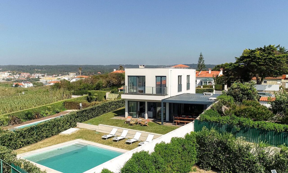 Colares Villa | Villa Ambar - Walking distance to beach, restaurants & golf, with private pool and WiFi