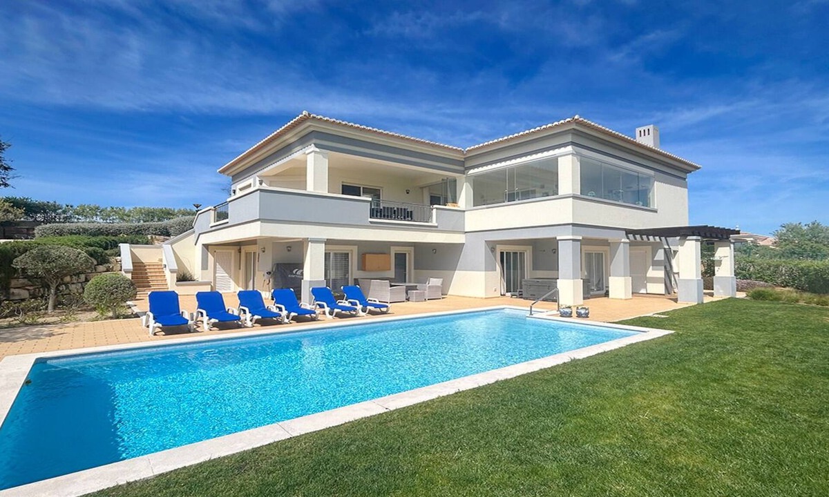 Porto de Mos Villa | Villa Bardi 3 bedroom villa with Jacuzzi