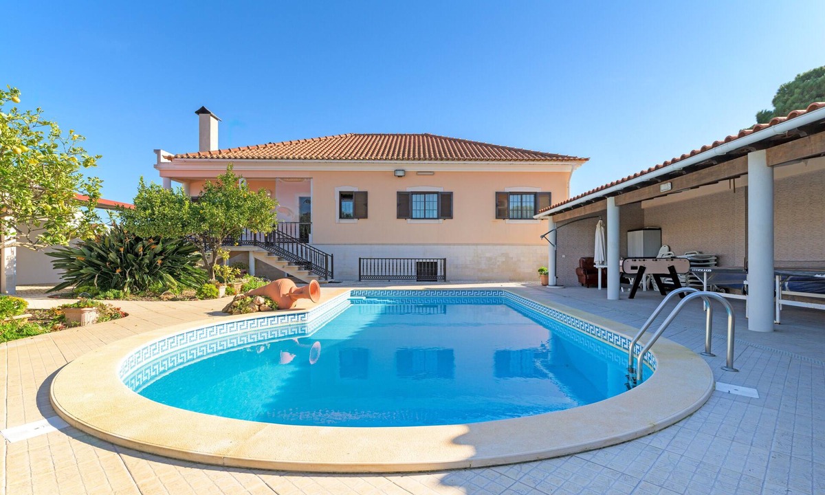Aldeia de Brescos Villa | Villa 'Beautiful Deluxe 4 Bedroom' with Private Pool, Garden & Wi-Fi