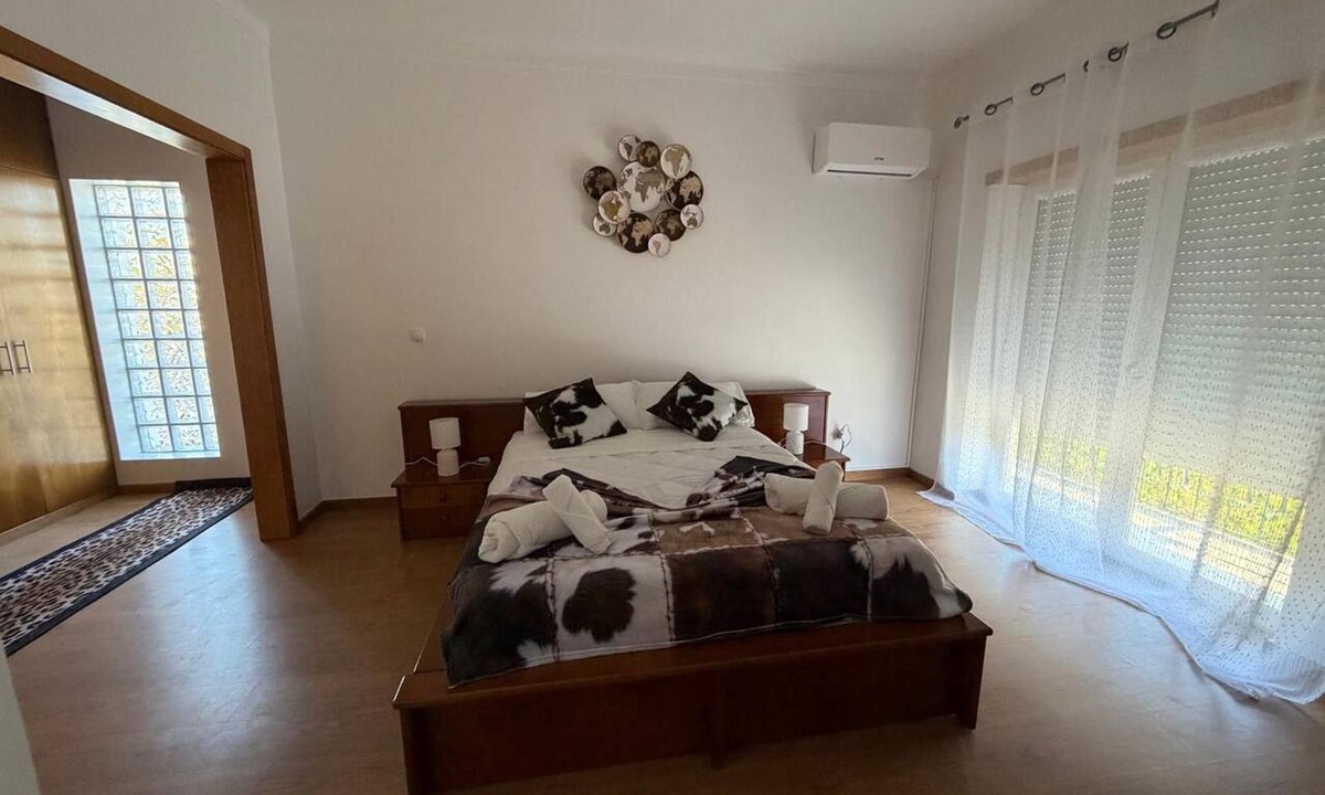Alcobaca Villa | Villa 'Casa Da Tininha' with Private Garden, Wi-Fi and Air Conditioning