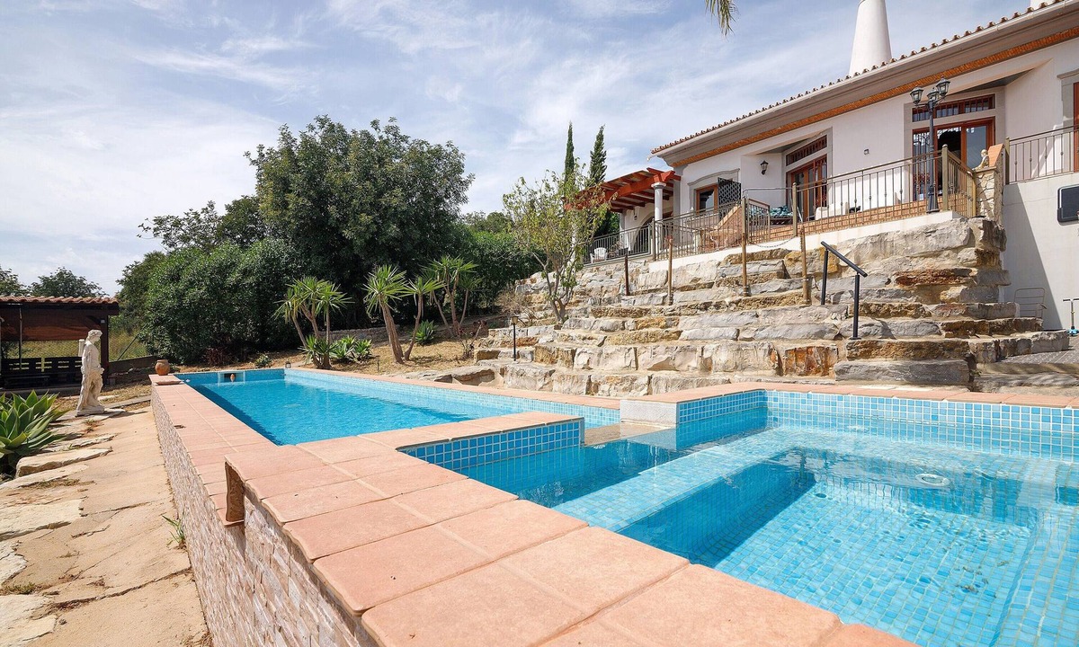 Campina Villa | Villa 'Casa Miradouro' with Sea View, Shared Pool and Air Conditioning