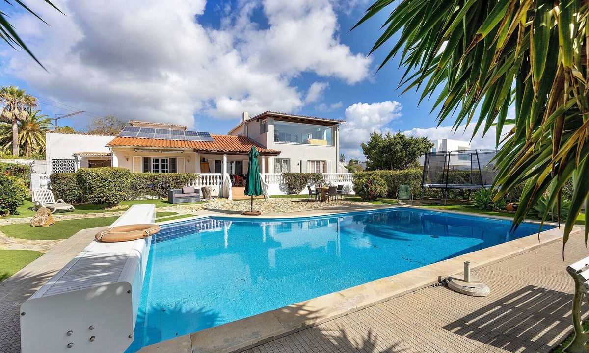 Luz Villa | Villa 'Casa Romana' with Sea View, Shared Pool and Wi-Fi
