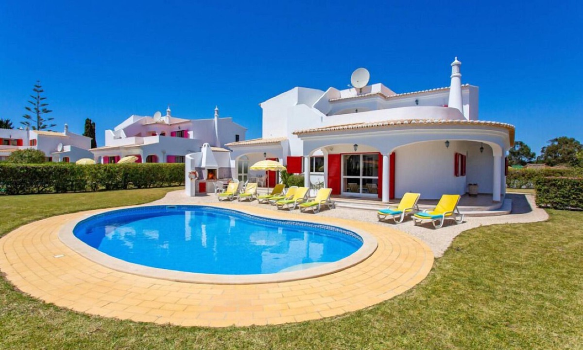 Alporchinhos Villa | Villa in Alporchinhos (Porches) within walking distance to the beach.