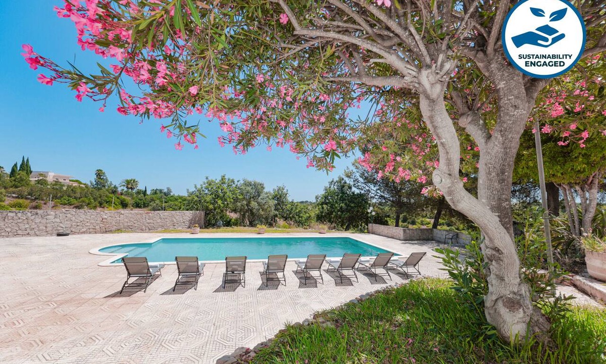 Lagoa e Carvoeiro Villa | Villa in the Valley with Private Pool