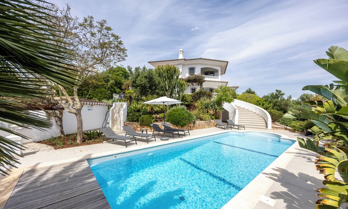 Caramujeira Villa | Villa Quinta Verde - Villa near Carvoeiro and Marinha beach with private pool.