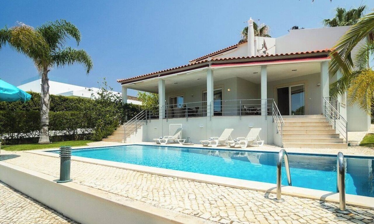 Vilamoura Villa | Villa Sara - Traditional villa up to 8 persons with pool, garden and BBQ, near the beach and a golf resort in Vilamoura - Algarve