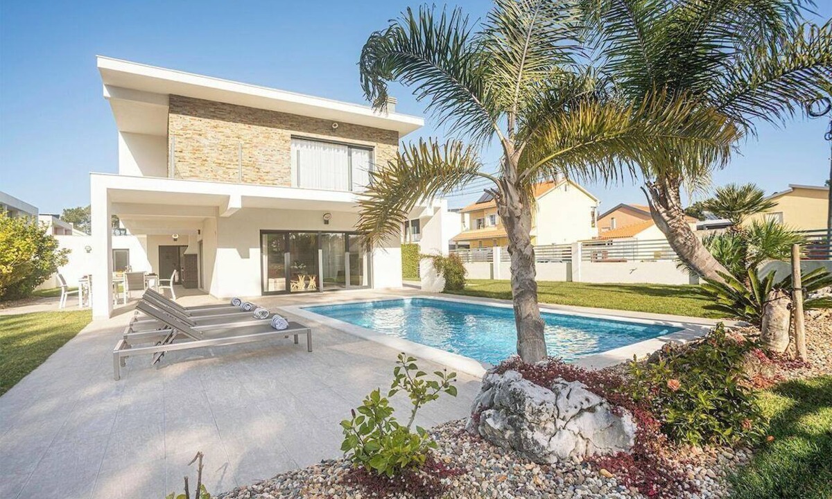 Charneca de Caparica e Sobreda Villa | Villa Sassi - Recent private short-term rental villa with swimming pool and barbecue by Allure Villas