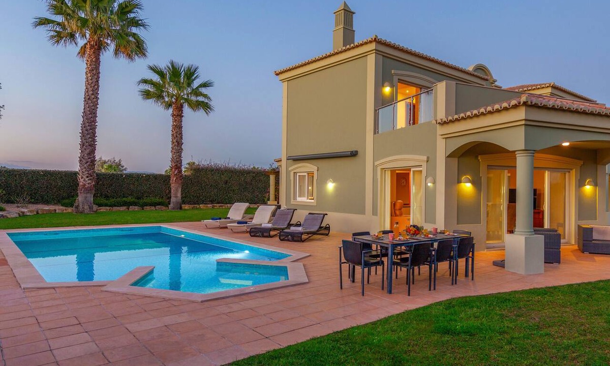 Estombar Villa | Villa w/Heatable Pool & Built-in Jacuzzi