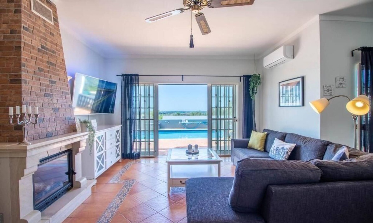 Almancil House | Villa with 3 bedrooms, wifi and sea view