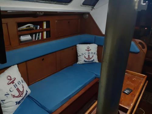 Lapa Boat Rental | Vintage Sailboat in the center of Lisbon