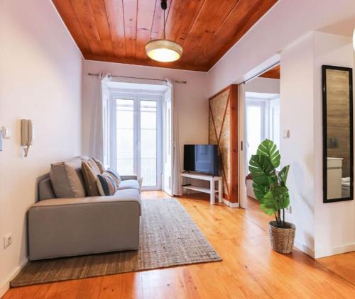 Santa Isabel Apartment | Vita Portucale ! Campo Ourique Design w/Balcony