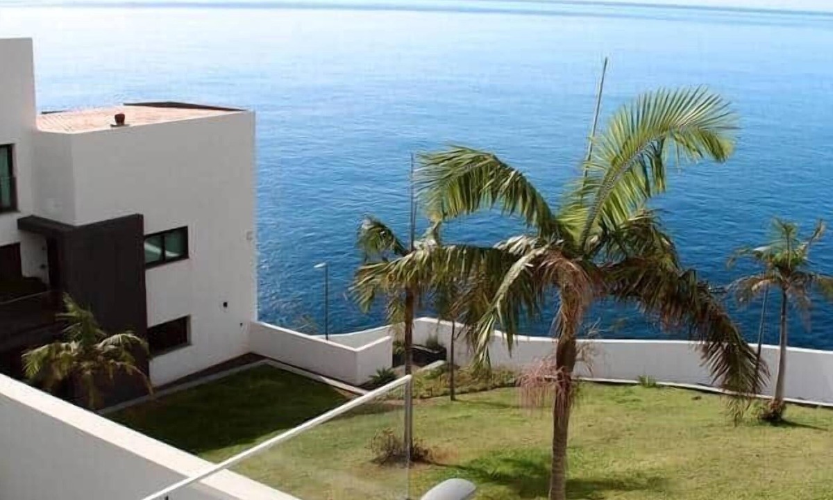 Gaula Apartment | Waterfront at Madeira Home Cliff Residence