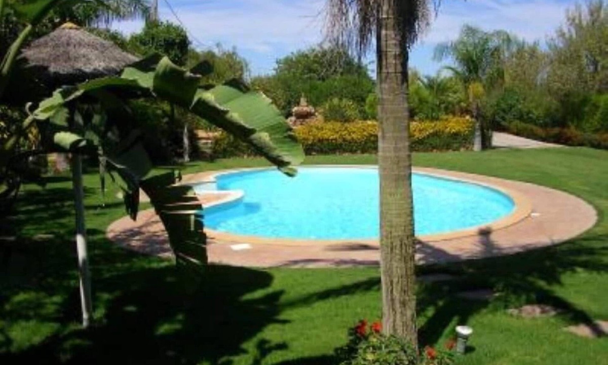 Albufeira Apartment | With pool, garden, barbecue and lake