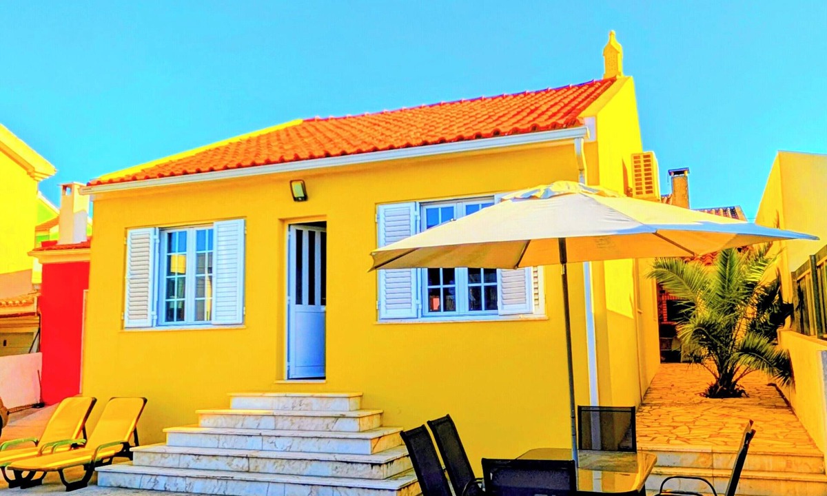 Charneca de Caparica e Sobreda House | Yellow House