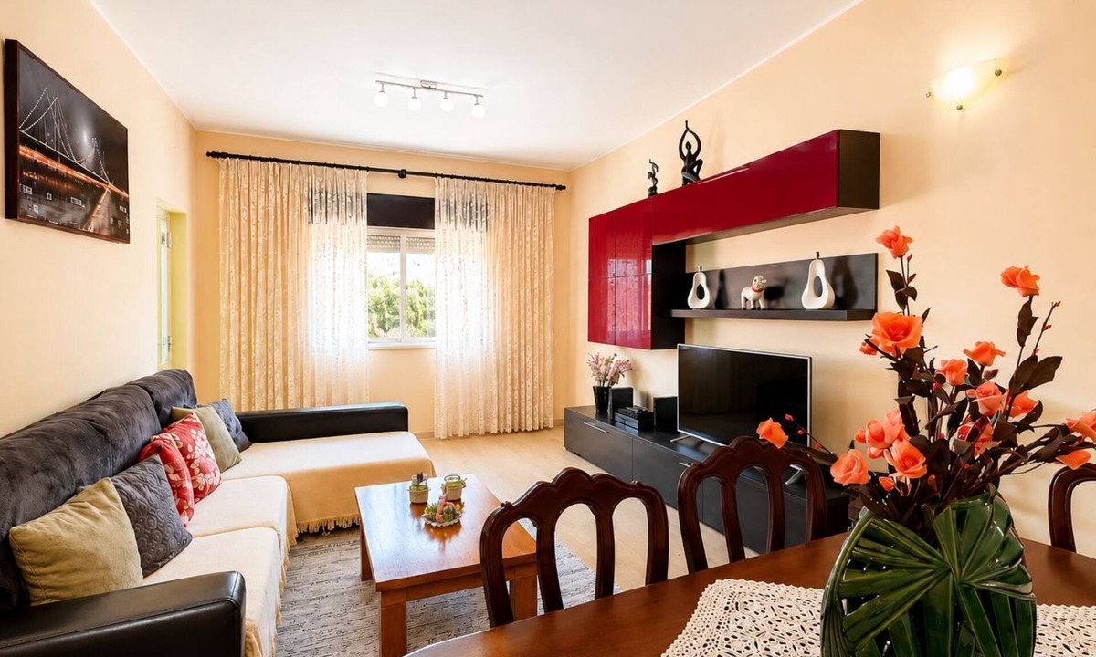 Raposeira Apartment | Yellow House