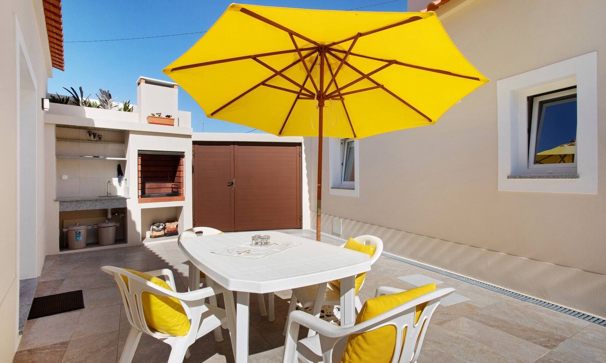Atalaia House | Zeca Holidays Atalaia Mezzanine Apartment with Balcony and Wi-Fi