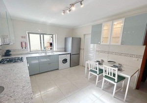 4 Bedrooms with Private Heated Pool, WiFi, A/C, Walking distance to amenities