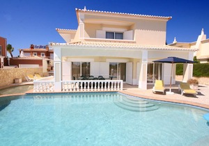 4 Bedrooms with Private Heated Pool, WiFi, A/C, Walking distance to amenities